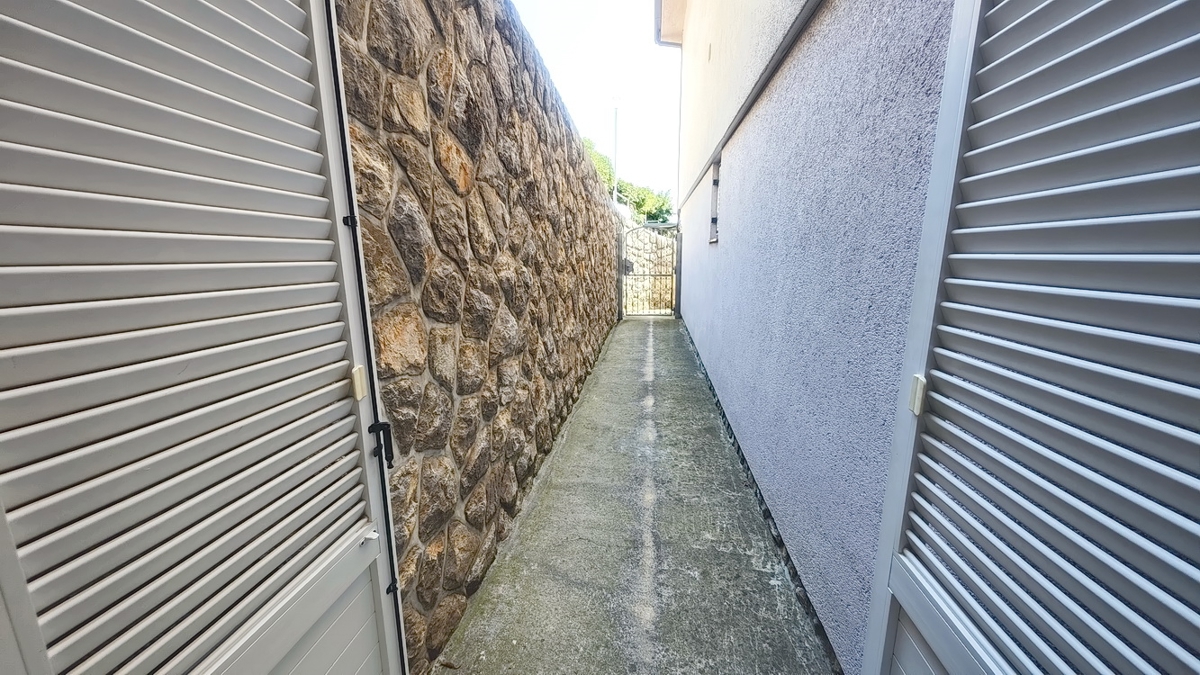 Crikvenica, samostojna vila s 4 stanovanjskimi enotami, blizu morja!