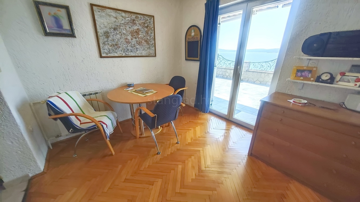 Crikvenica, samostojna vila s 4 stanovanjskimi enotami, blizu morja!