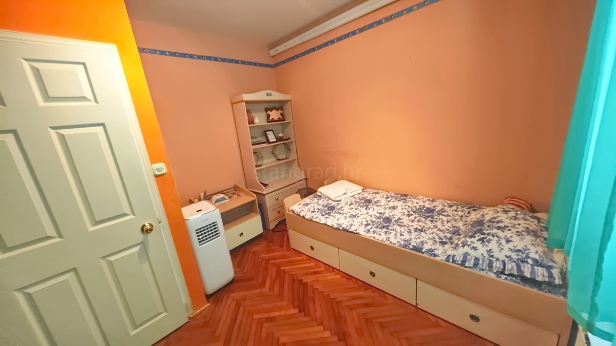 Crikvenica, samostojna vila s 4 stanovanjskimi enotami, blizu morja!