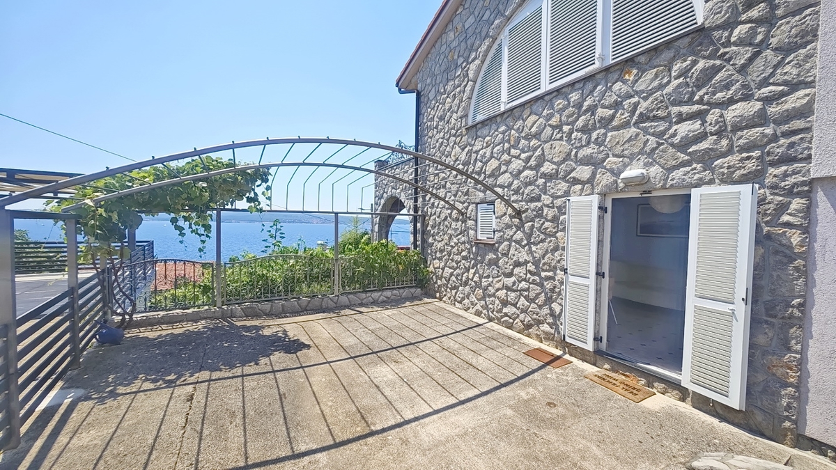 Crikvenica, samostojna vila s 4 stanovanjskimi enotami, blizu morja!