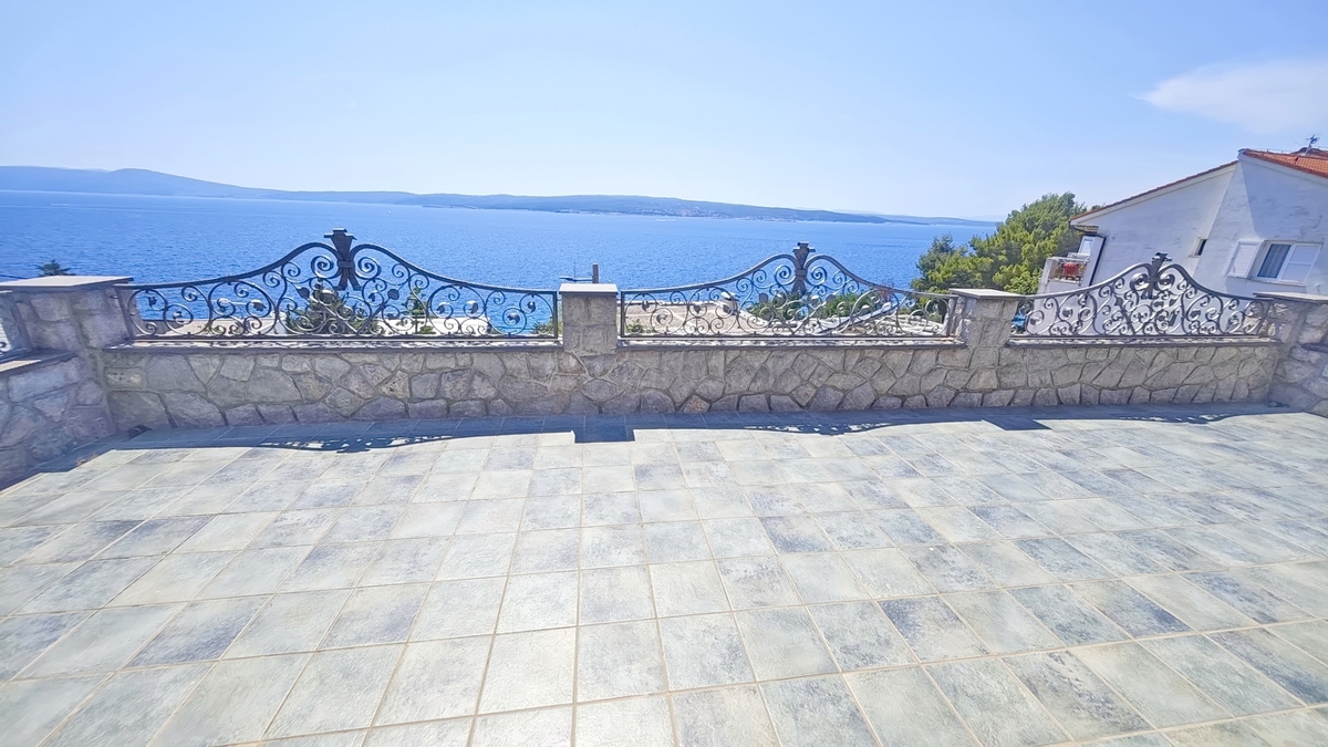 Crikvenica, samostojna vila s 4 stanovanjskimi enotami, blizu morja!