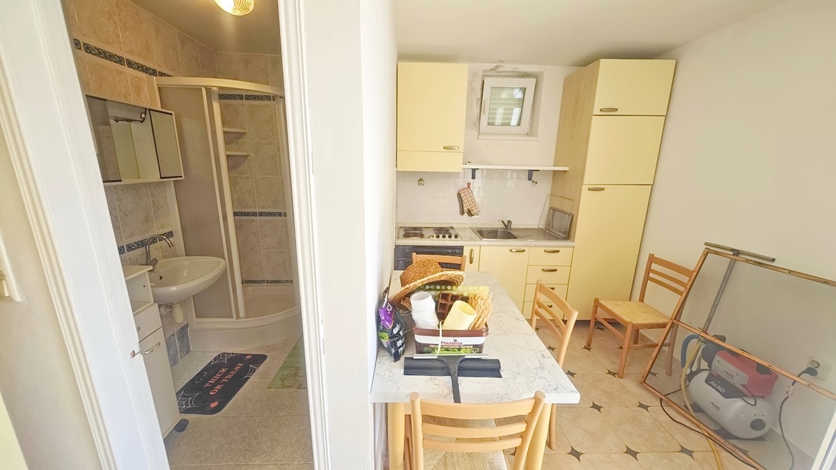 Crikvenica, samostojna vila s 4 stanovanjskimi enotami, blizu morja!
