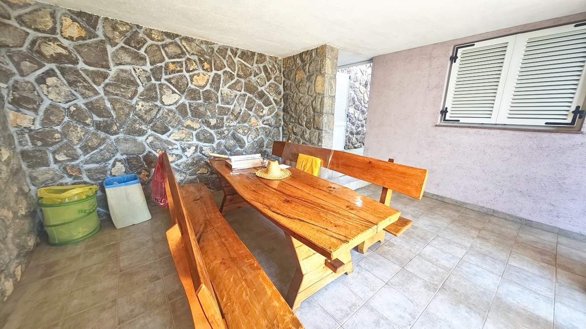 Crikvenica, samostojna vila s 4 stanovanjskimi enotami, blizu morja!