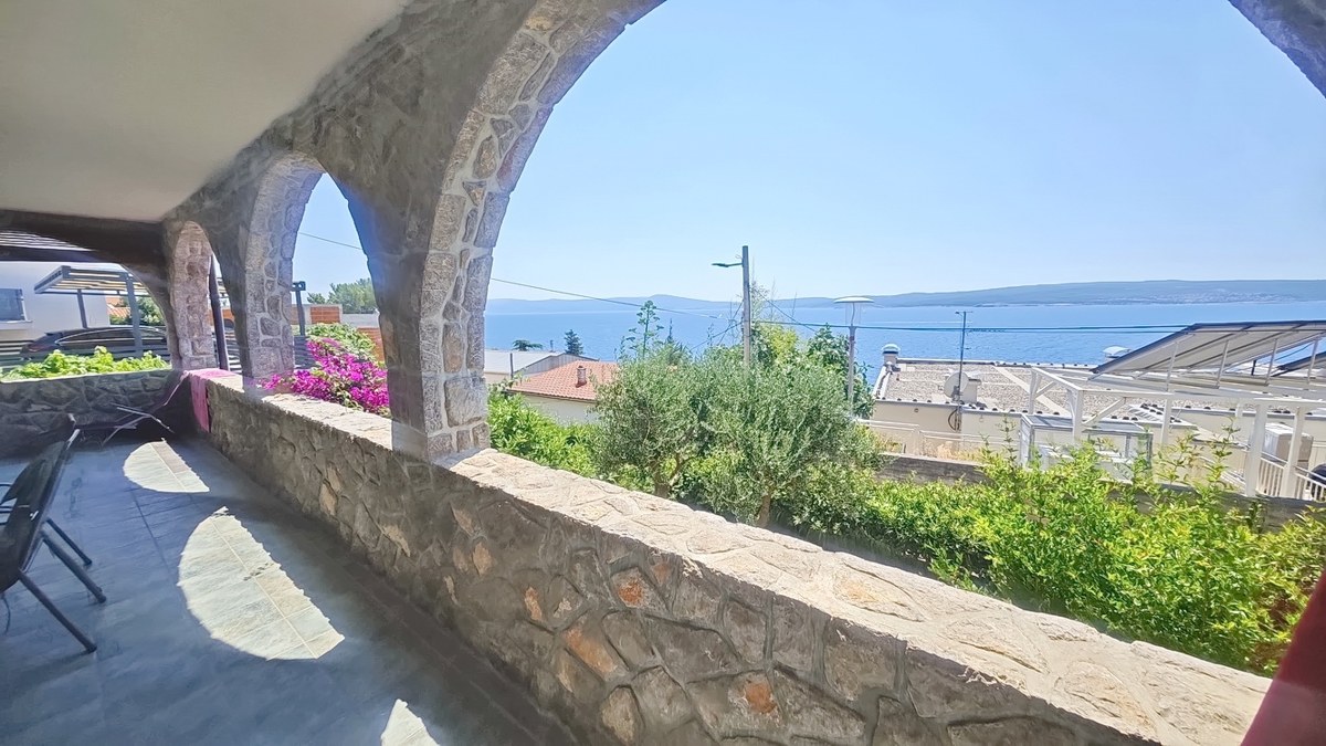 Crikvenica, samostojna vila s 4 stanovanjskimi enotami, blizu morja!
