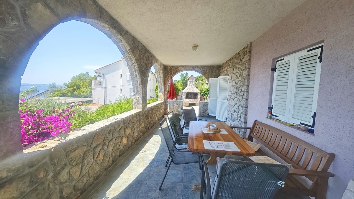Crikvenica, samostojna vila s 4 stanovanjskimi enotami, blizu morja!