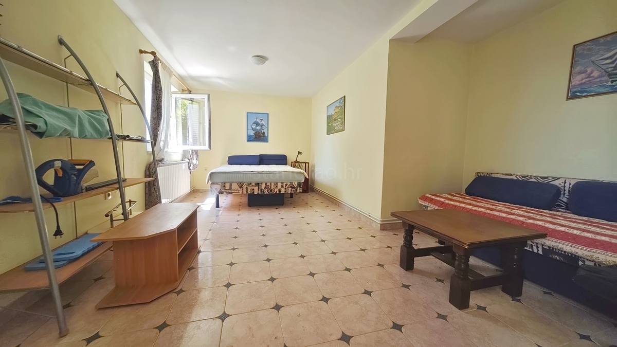 Crikvenica, samostojna vila s 4 stanovanjskimi enotami, blizu morja!