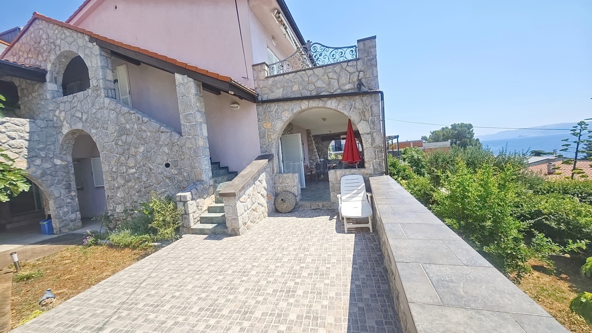 Crikvenica, samostojna vila s 4 stanovanjskimi enotami, blizu morja!