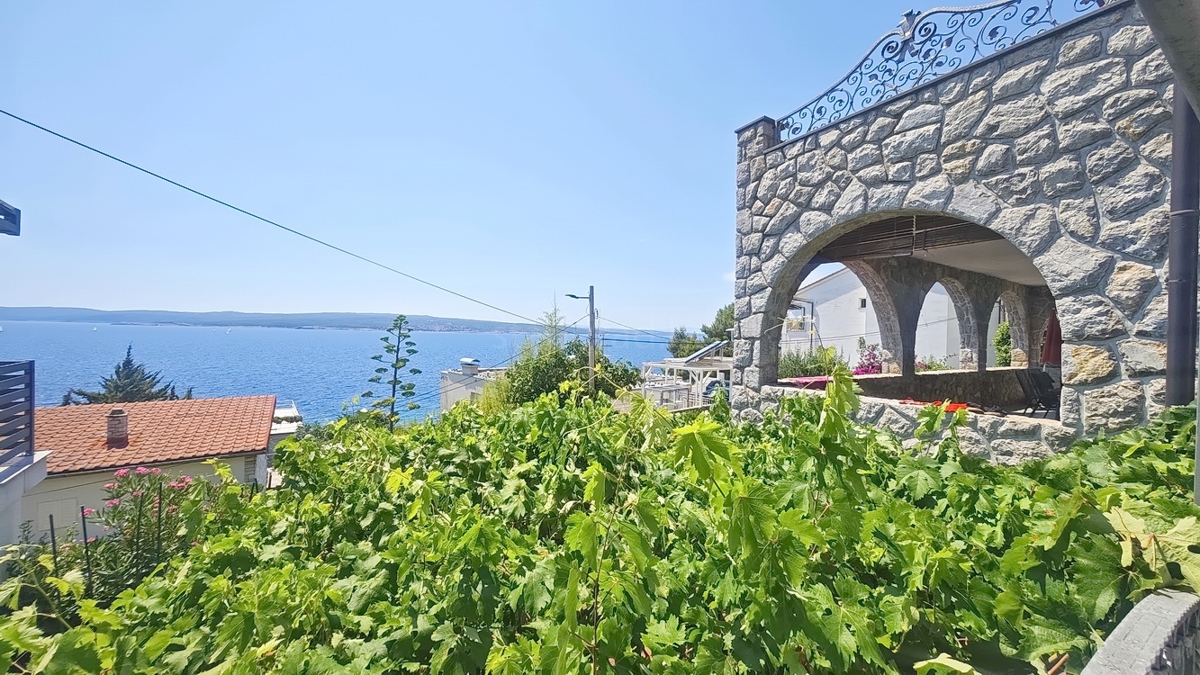 Crikvenica, samostojna vila s 4 stanovanjskimi enotami, blizu morja!
