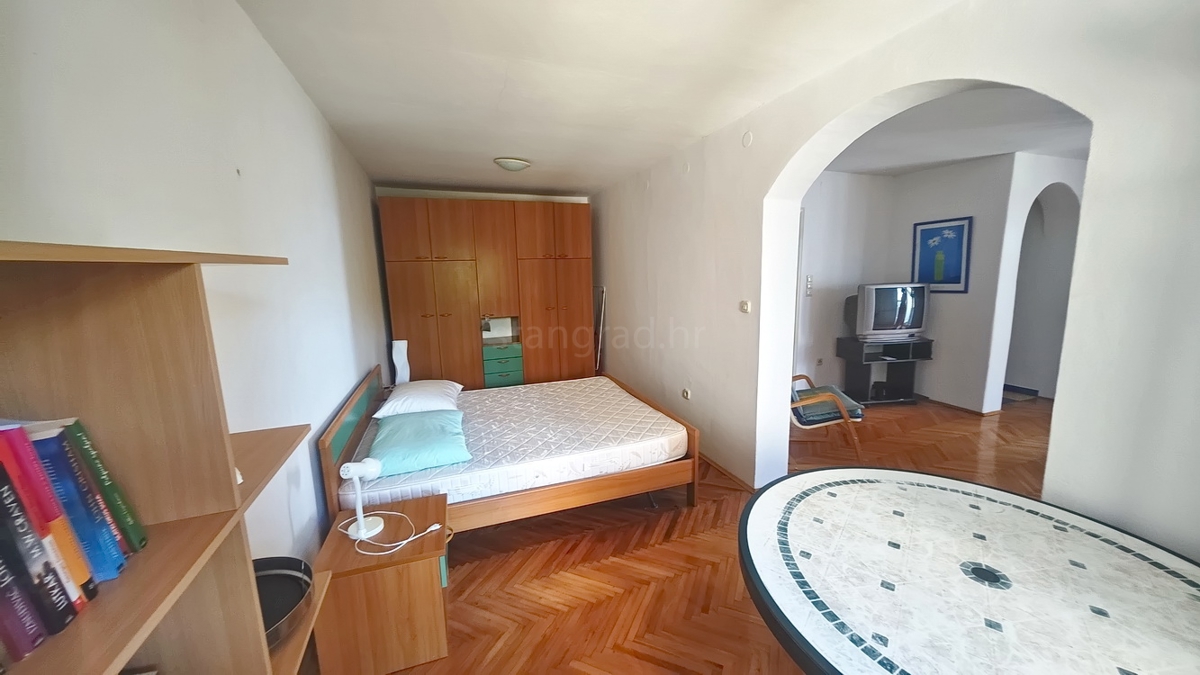 Crikvenica, samostojna vila s 4 stanovanjskimi enotami, blizu morja!