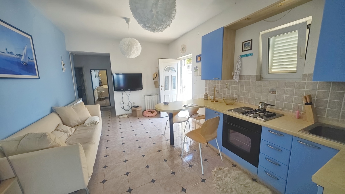 Crikvenica, samostojna vila s 4 stanovanjskimi enotami, blizu morja!