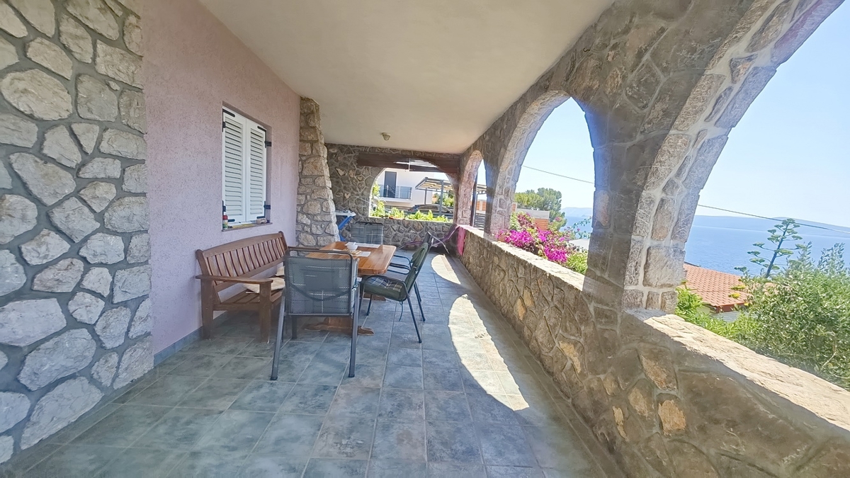 Crikvenica, samostojna vila s 4 stanovanjskimi enotami, blizu morja!