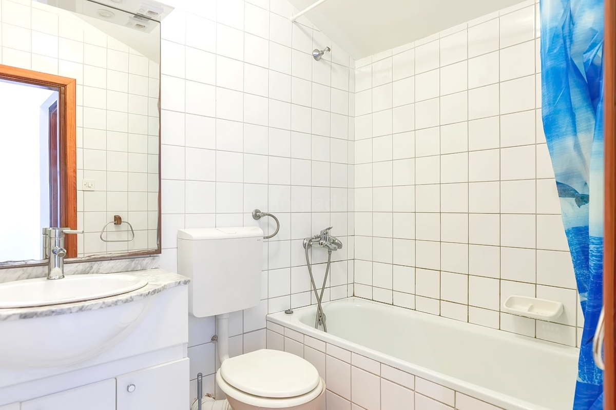 Punat, dvojček s 5 apartmaji v neposredni bližini morja!