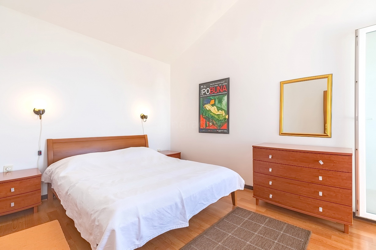 Punat, dvojček s 5 apartmaji v neposredni bližini morja!