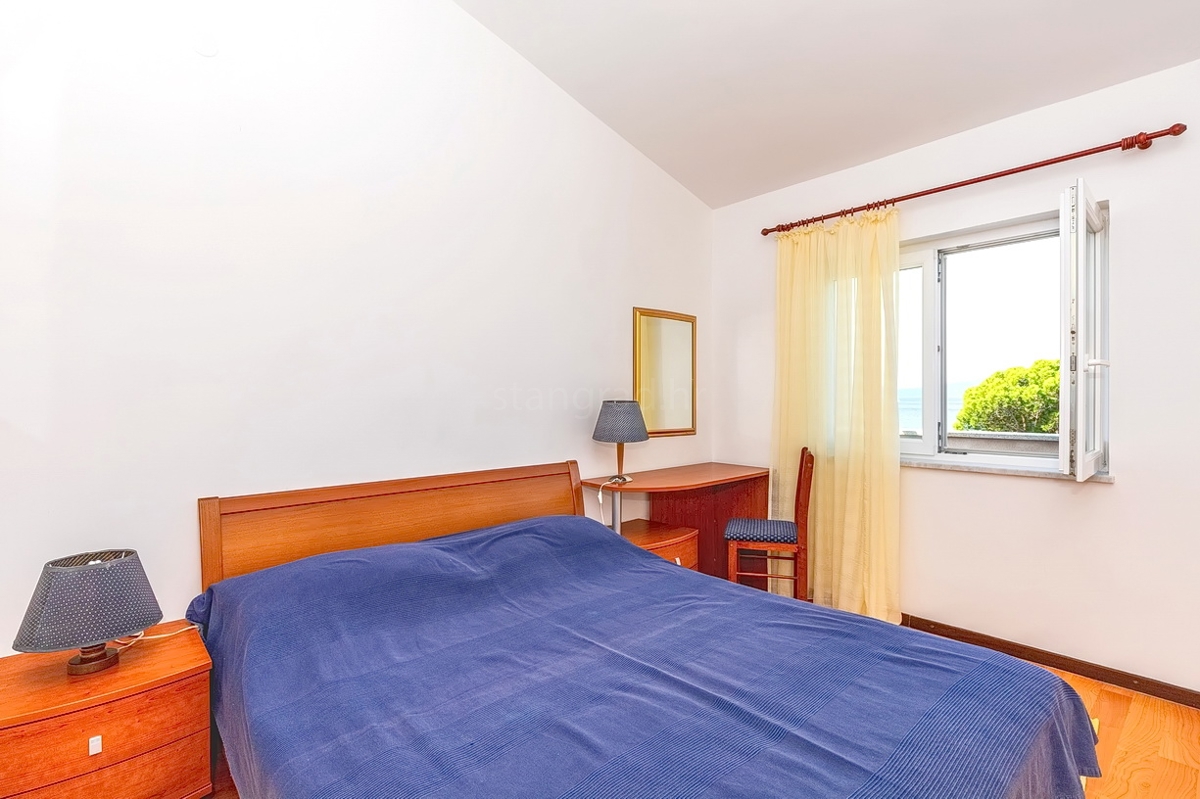 Punat, dvojček s 5 apartmaji v neposredni bližini morja!