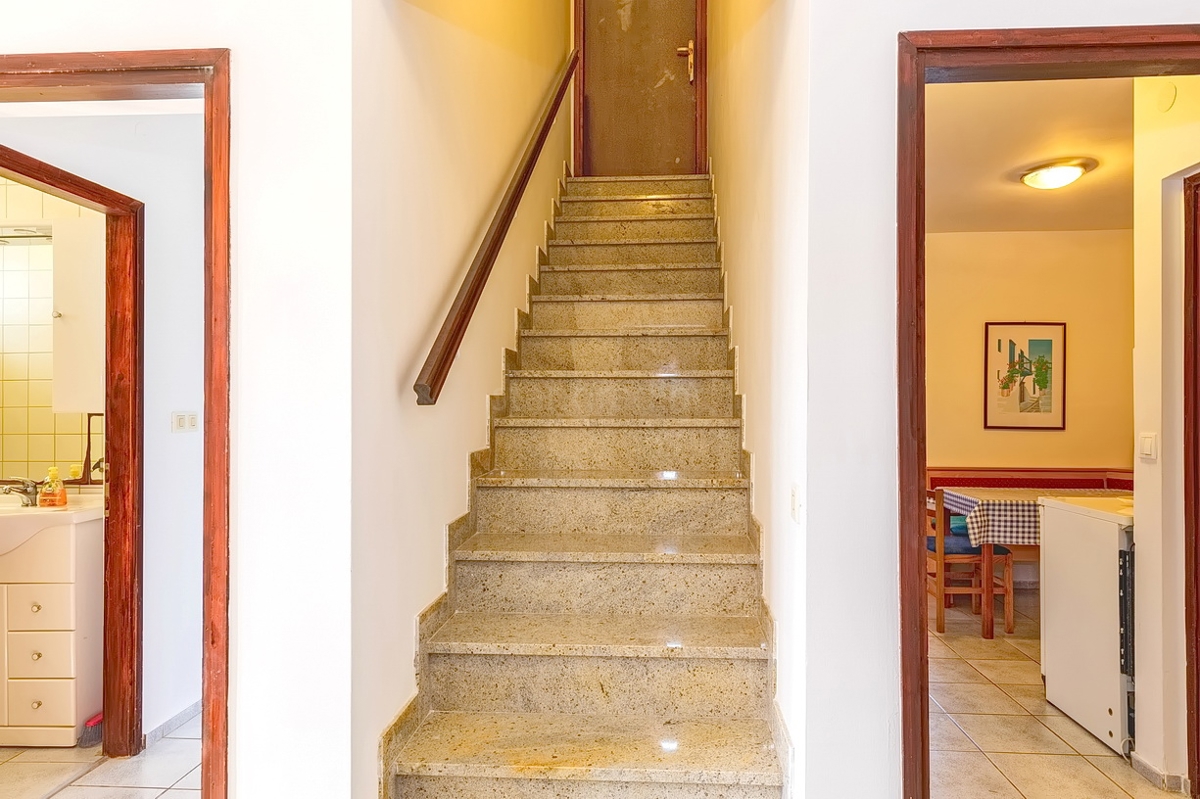 Punat, dvojček s 5 apartmaji v neposredni bližini morja!