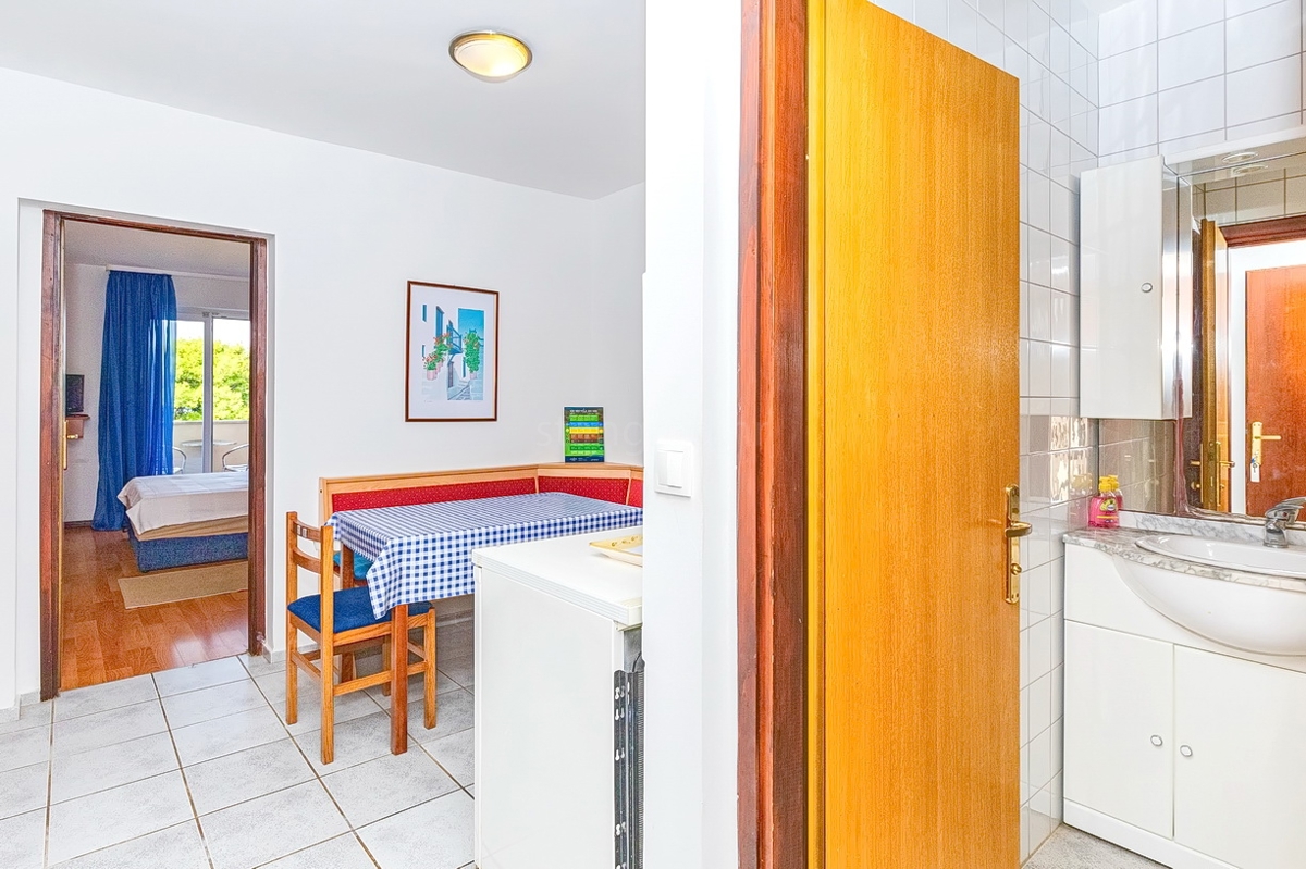 Punat, dvojček s 5 apartmaji v neposredni bližini morja!