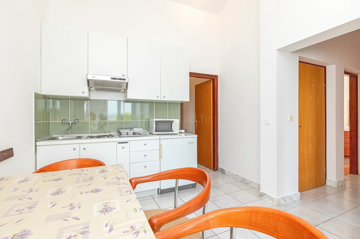 Punat, dvojček s 5 apartmaji v neposredni bližini morja!
