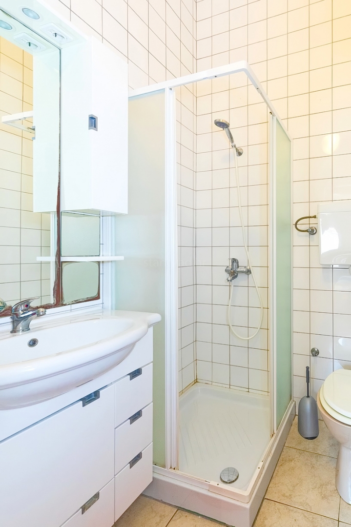 Punat, dvojček s 5 apartmaji v neposredni bližini morja!