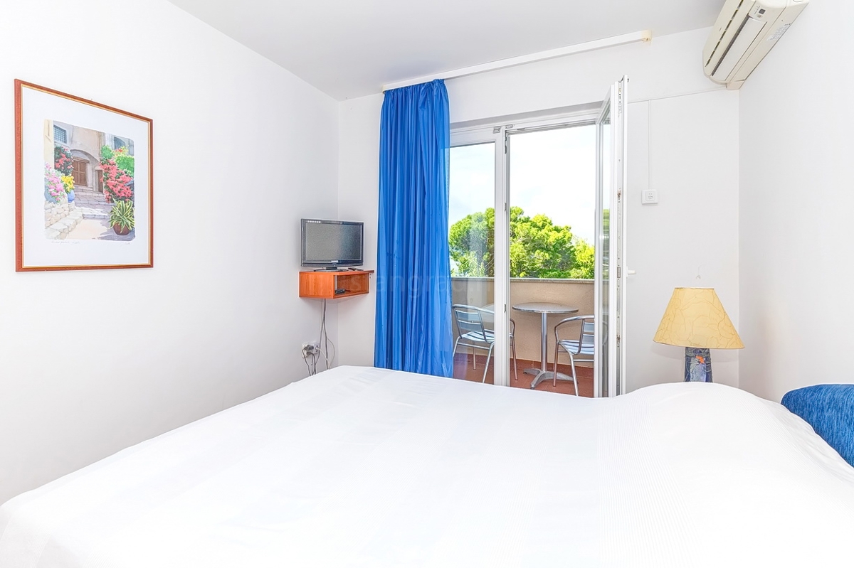 Punat, dvojček s 5 apartmaji v neposredni bližini morja!