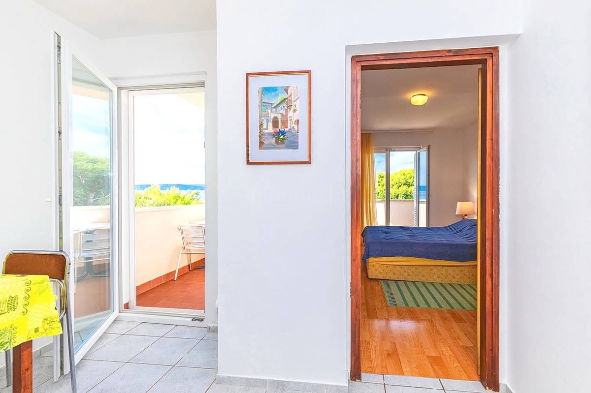 Punat, dvojček s 5 apartmaji v neposredni bližini morja!