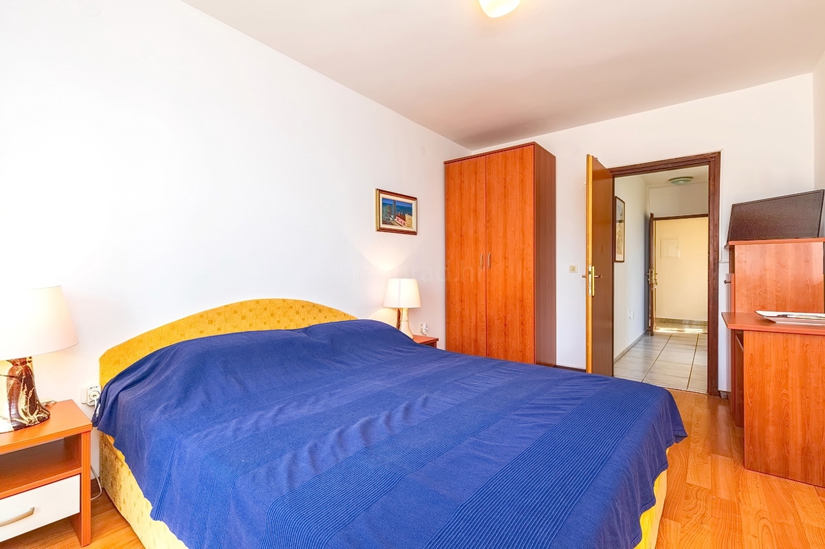 Punat, dvojček s 5 apartmaji v neposredni bližini morja!