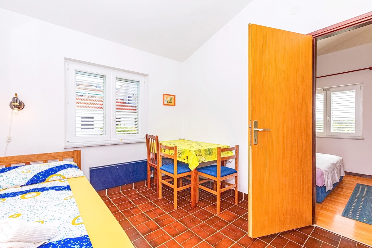 Punat, dvojček s 5 apartmaji v neposredni bližini morja!