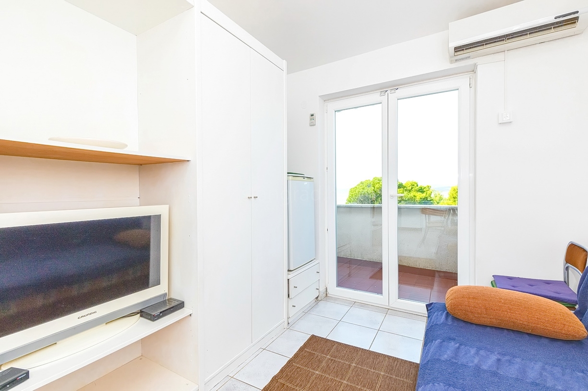 Punat, dvojček s 5 apartmaji v neposredni bližini morja!