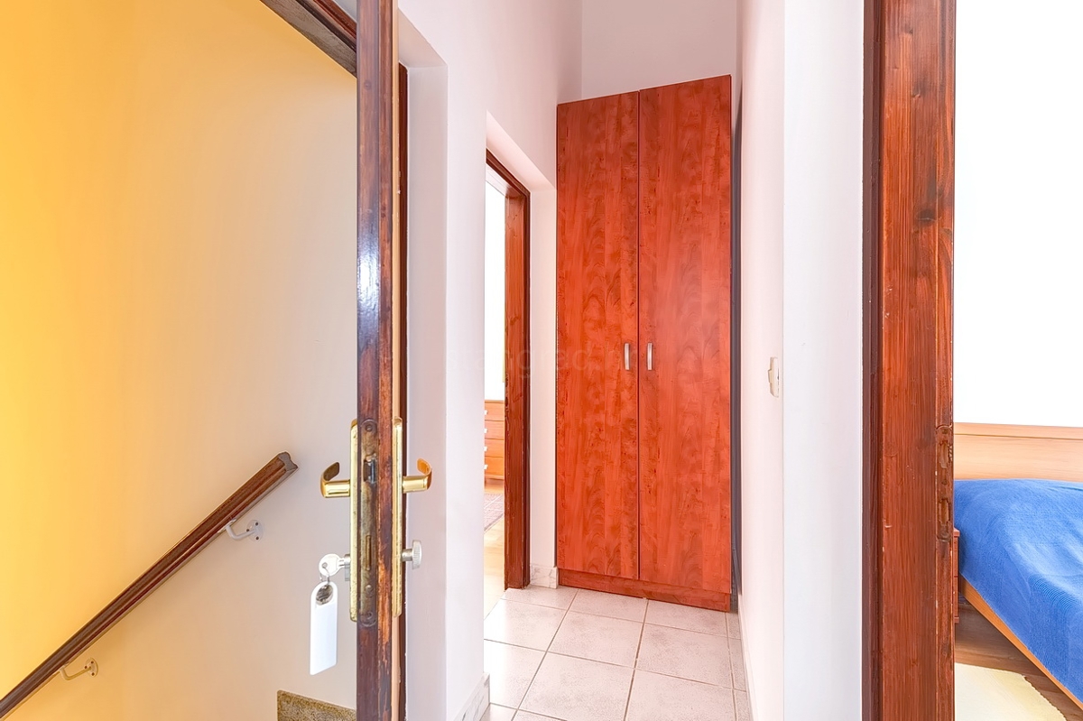 Punat, dvojček s 5 apartmaji v neposredni bližini morja!