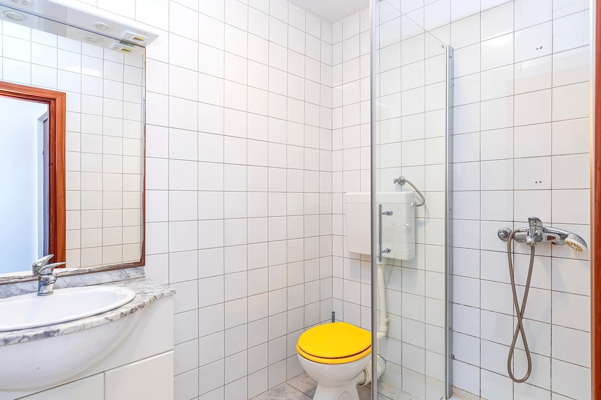 Punat, dvojček s 5 apartmaji v neposredni bližini morja!