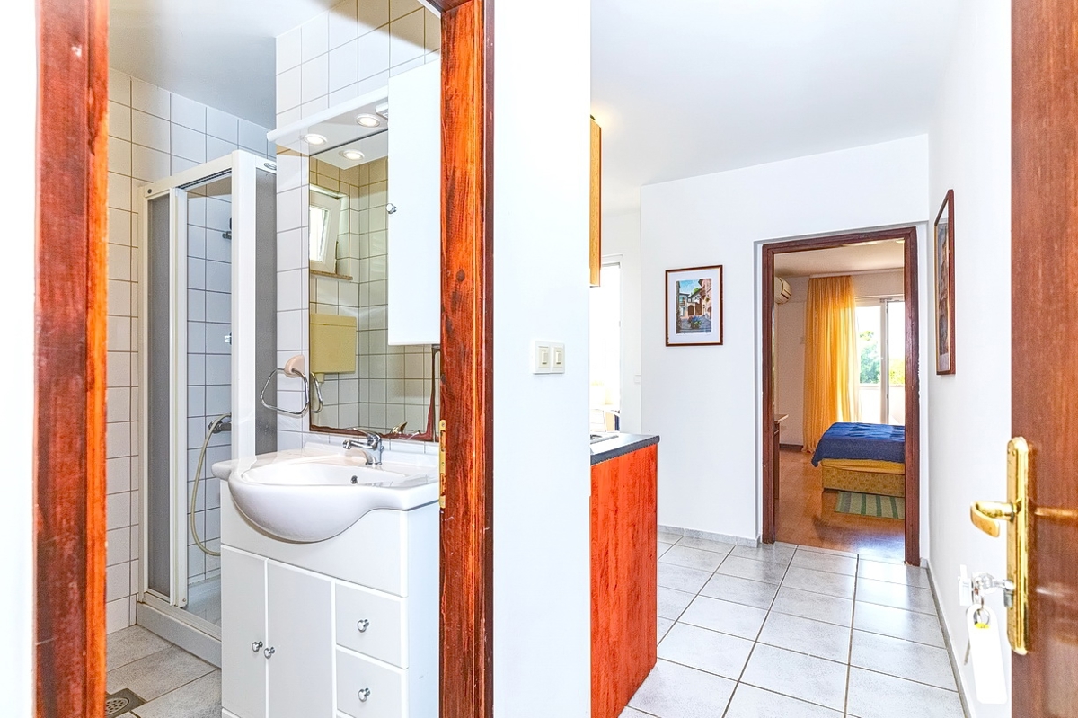 Punat, dvojček s 5 apartmaji v neposredni bližini morja!