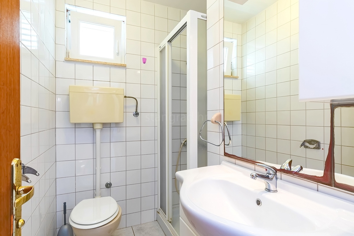 Punat, dvojček s 5 apartmaji v neposredni bližini morja!