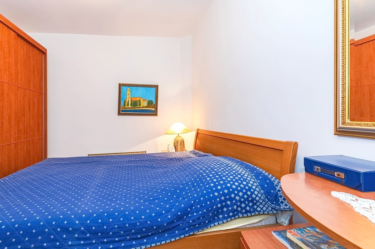 Punat, dvojček s 5 apartmaji v neposredni bližini morja!