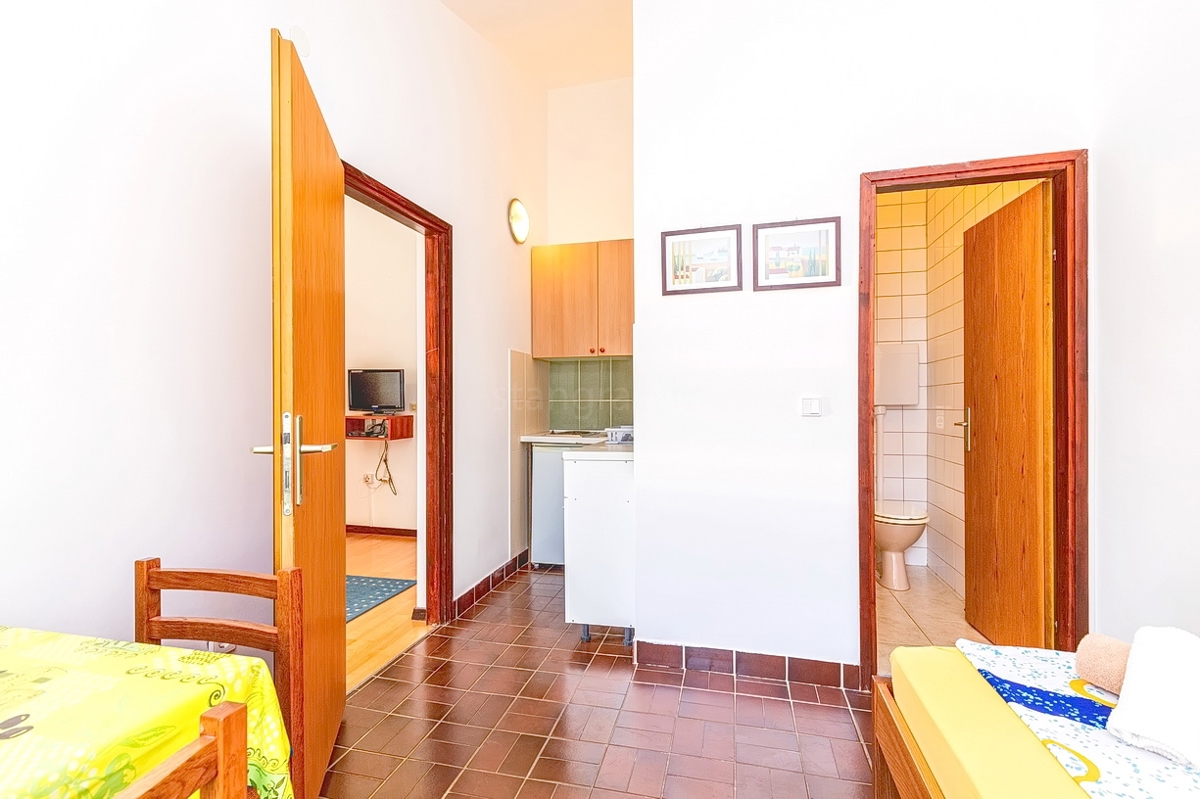 Punat, dvojček s 5 apartmaji v neposredni bližini morja!