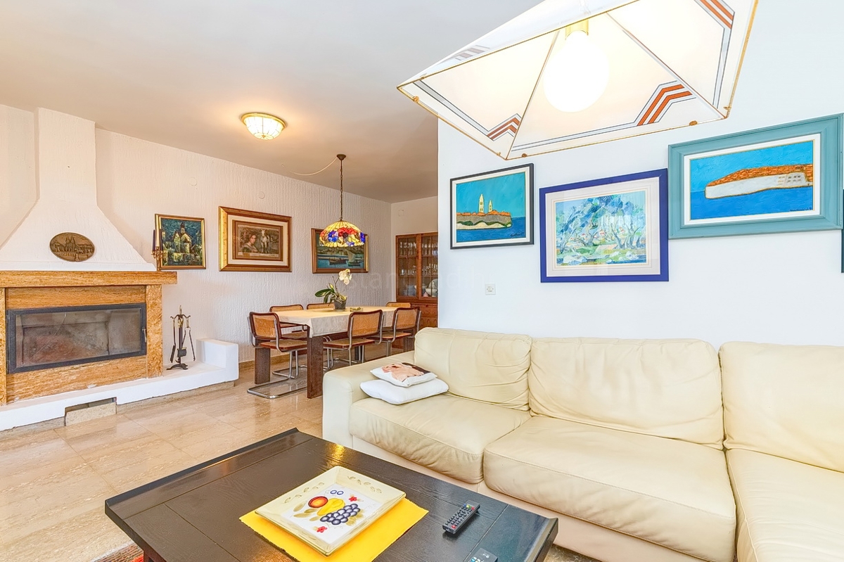 Punat, dvojček s 5 apartmaji v neposredni bližini morja!