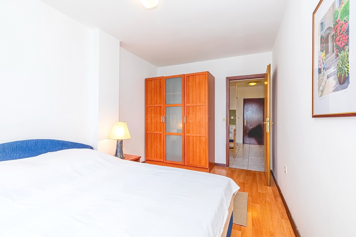 Punat, dvojček s 5 apartmaji v neposredni bližini morja!