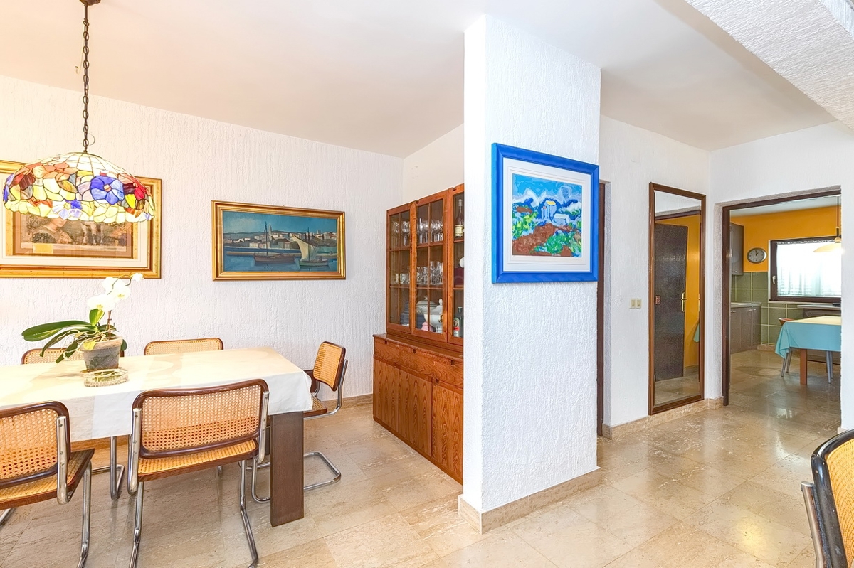 Punat, dvojček s 5 apartmaji v neposredni bližini morja!