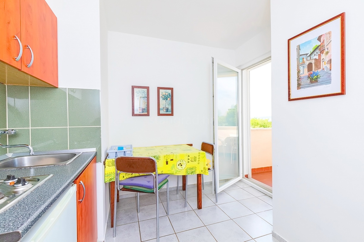 Punat, dvojček s 5 apartmaji v neposredni bližini morja!
