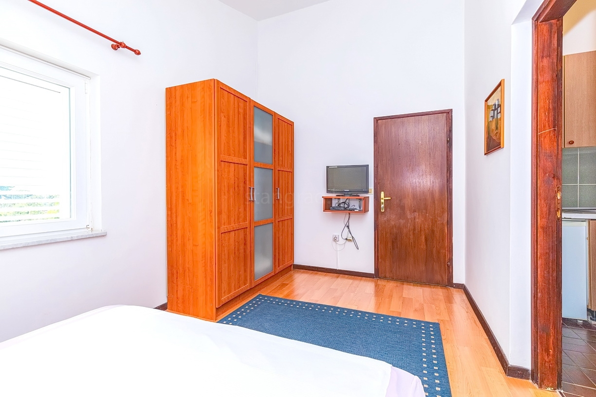 Punat, dvojček s 5 apartmaji v neposredni bližini morja!