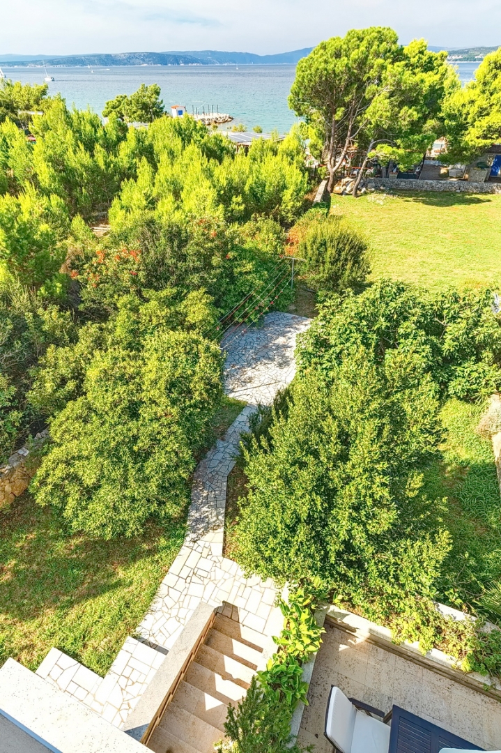 Punat, dvojček s 5 apartmaji v neposredni bližini morja!