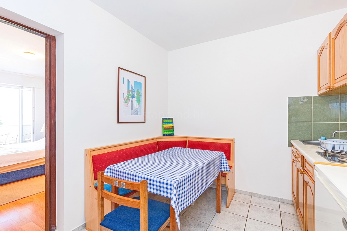 Punat, dvojček s 5 apartmaji v neposredni bližini morja!
