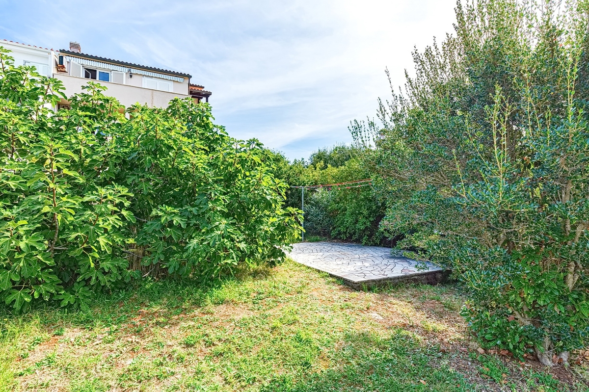 Punat, dvojček s 5 apartmaji v neposredni bližini morja!