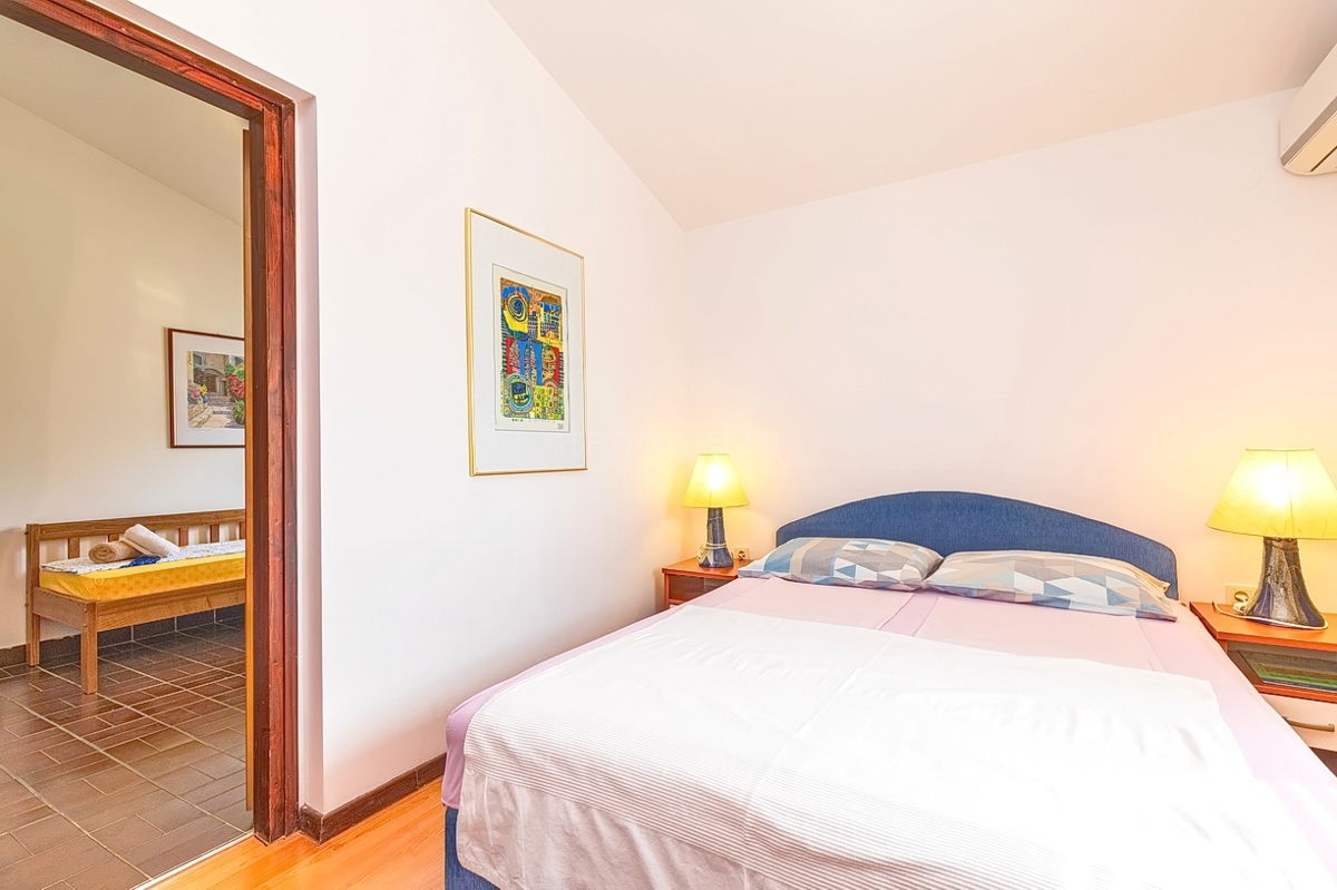 Punat, dvojček s 5 apartmaji v neposredni bližini morja!