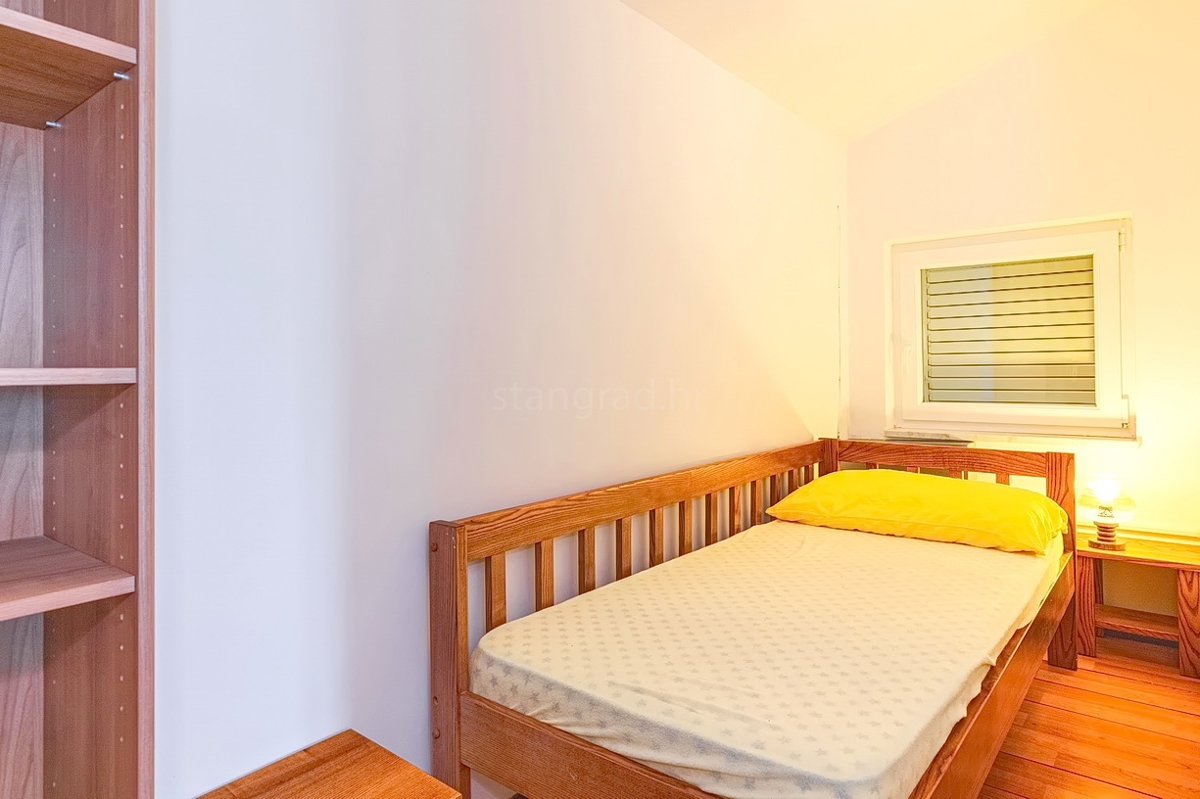 Punat, dvojček s 5 apartmaji v neposredni bližini morja!