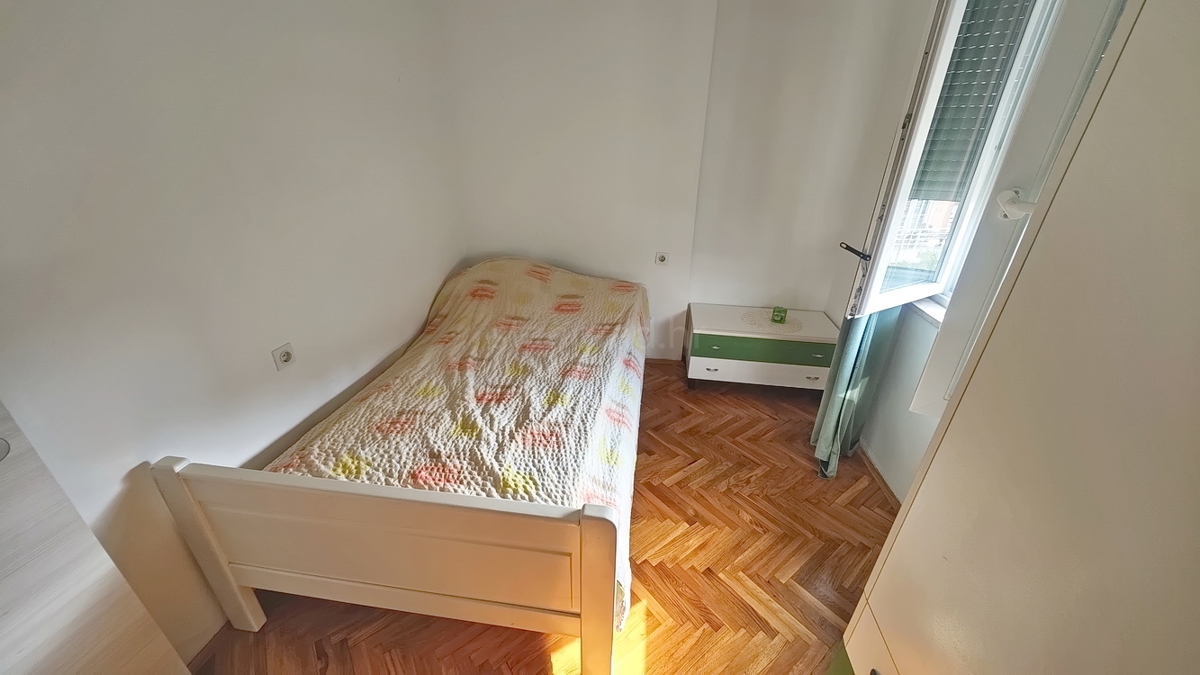 Krk, opremljeno stanovanje v 1. nadstropju na odlični lokaciji!