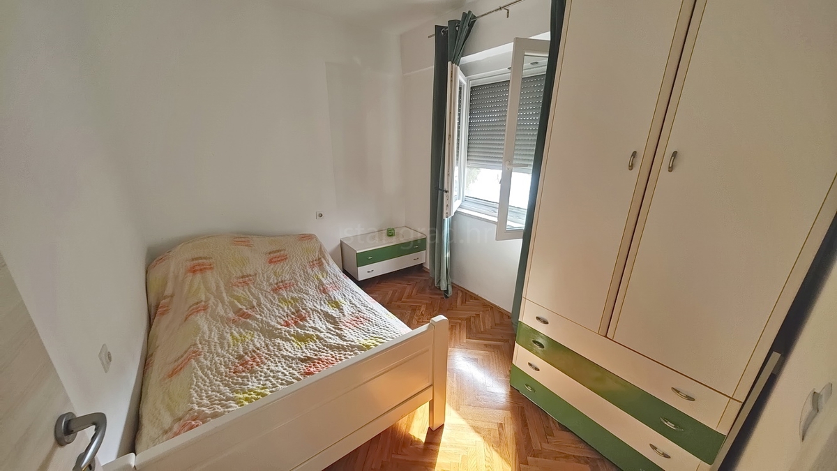 Krk, opremljeno stanovanje v 1. nadstropju na odlični lokaciji!
