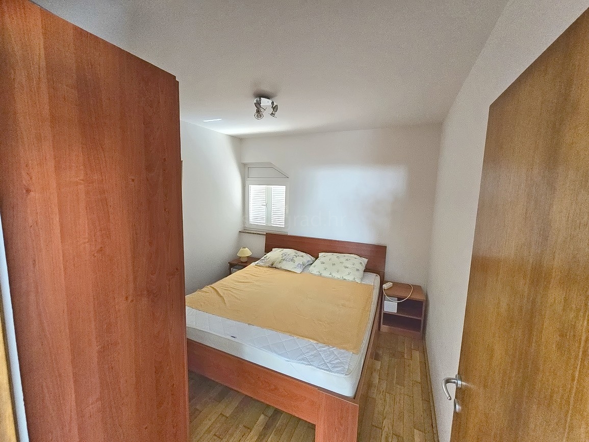 Malinska, pritlični apartma z vrtom in zasebnim bazenom!