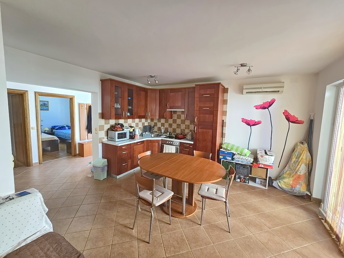 Malinska, pritlični apartma z vrtom in zasebnim bazenom!
