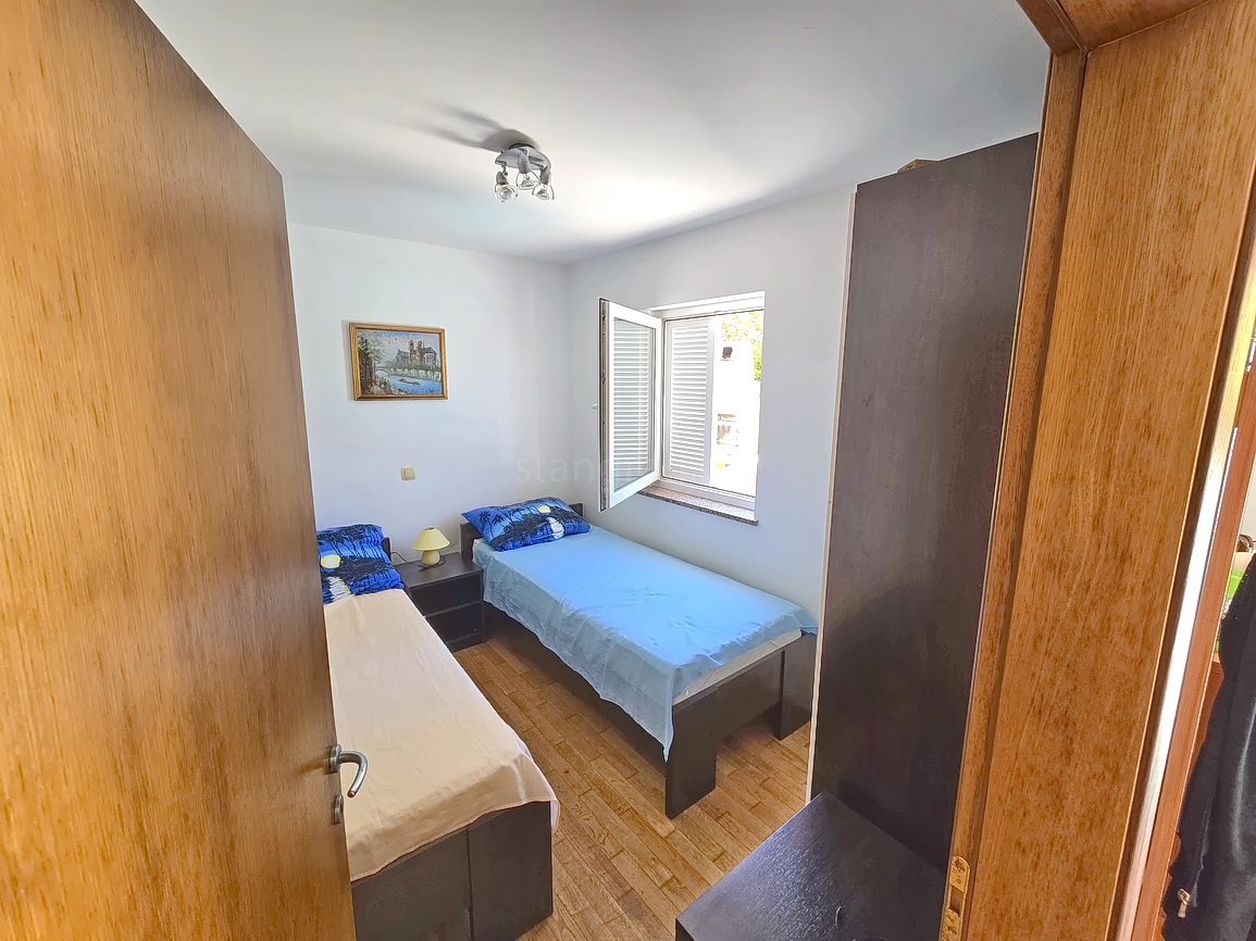 Malinska, pritlični apartma z vrtom in zasebnim bazenom!