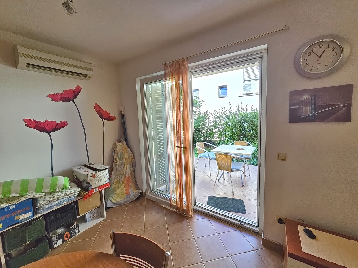 Malinska, pritlični apartma z vrtom in zasebnim bazenom!