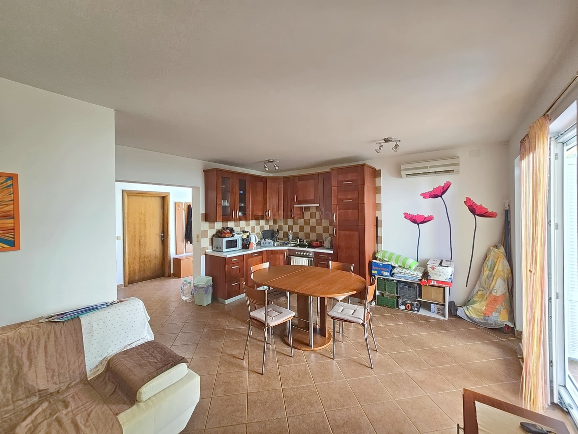 Malinska, pritlični apartma z vrtom in zasebnim bazenom!